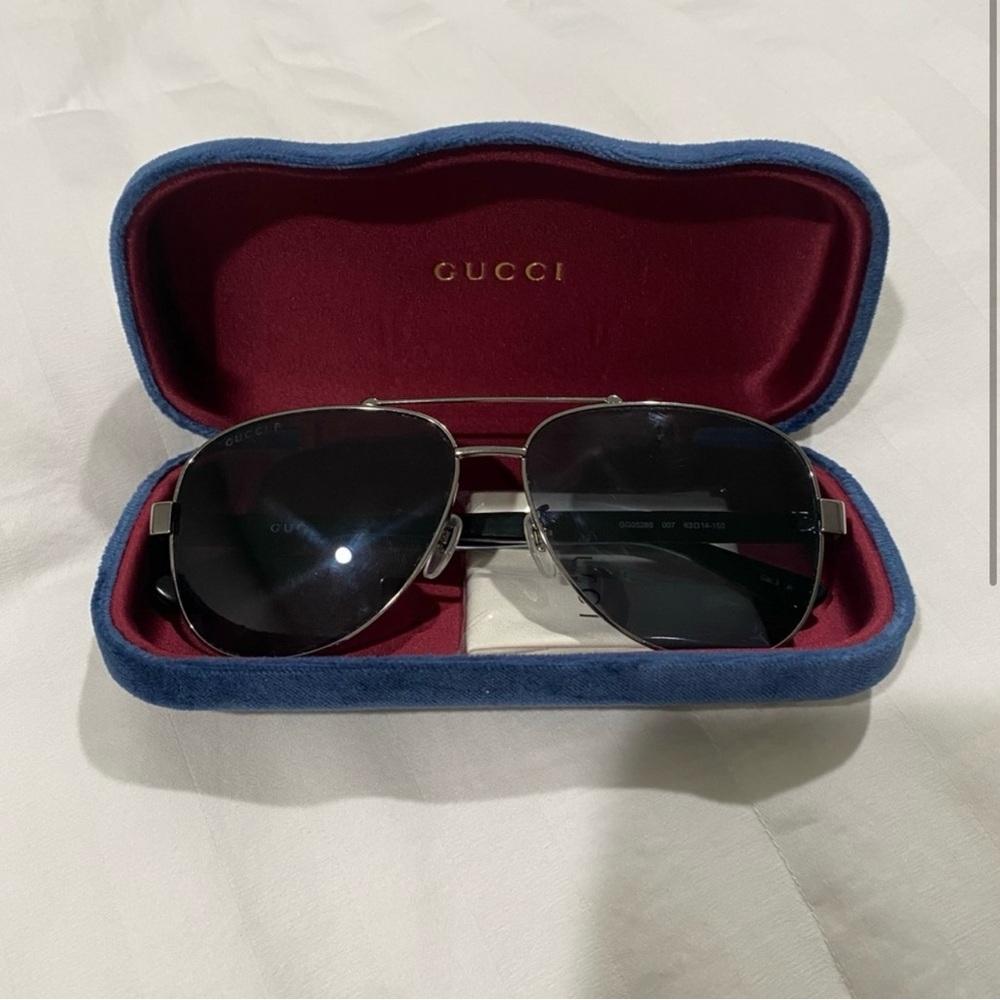 ORIGINAL LISTING NEVER ACTUALLY SOLD: Gucci Silver and Black Aviator Sunglasses